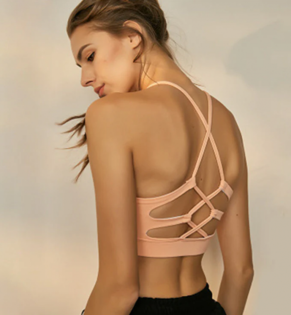 Sports bra dengan desain cross-back